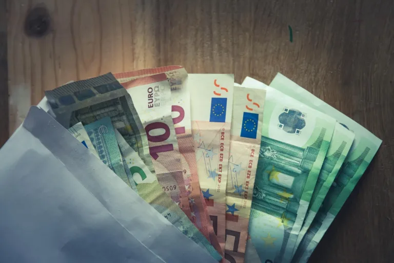 windykacja - banknoty - symbol skutecznego dochodzenia roszczeń i windykacji